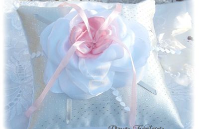 Coussin d'alliance en satin Gris perle rose et blanc porte alliance mariage