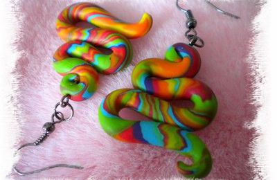 * Boucles d'oreille multicolores *