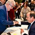 FRANÇOIS HOLLANDE DÉDICACE « BOULEVERSEMENTS », SON DERNIER OUVRAGE.