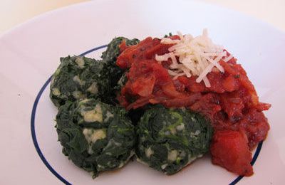 Boulettes d'épinards et sauce tomate