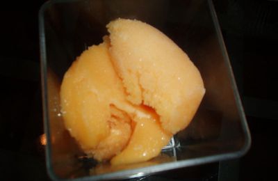 Assiette de gourmandises : sorbet à la pêche (sans sorbetière)