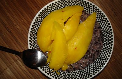 Un dessert taï : riz gluant noir au lait de coco et à la mangue