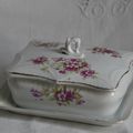 Ancien beurrier en porcelaine fleurie