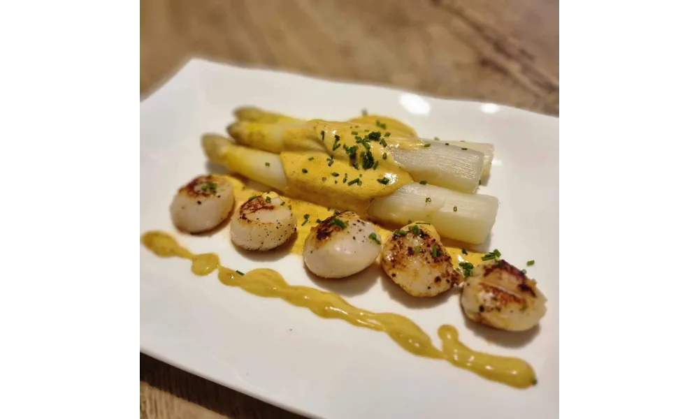 Noix de Saint-Jacques et asperges sauce safranée