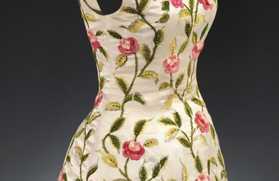 Cristóbal Balenciaga. Long ivory satin evening gown decorated with multicoloured floral embroidery, metal threads and Strass rhinestones (1960)