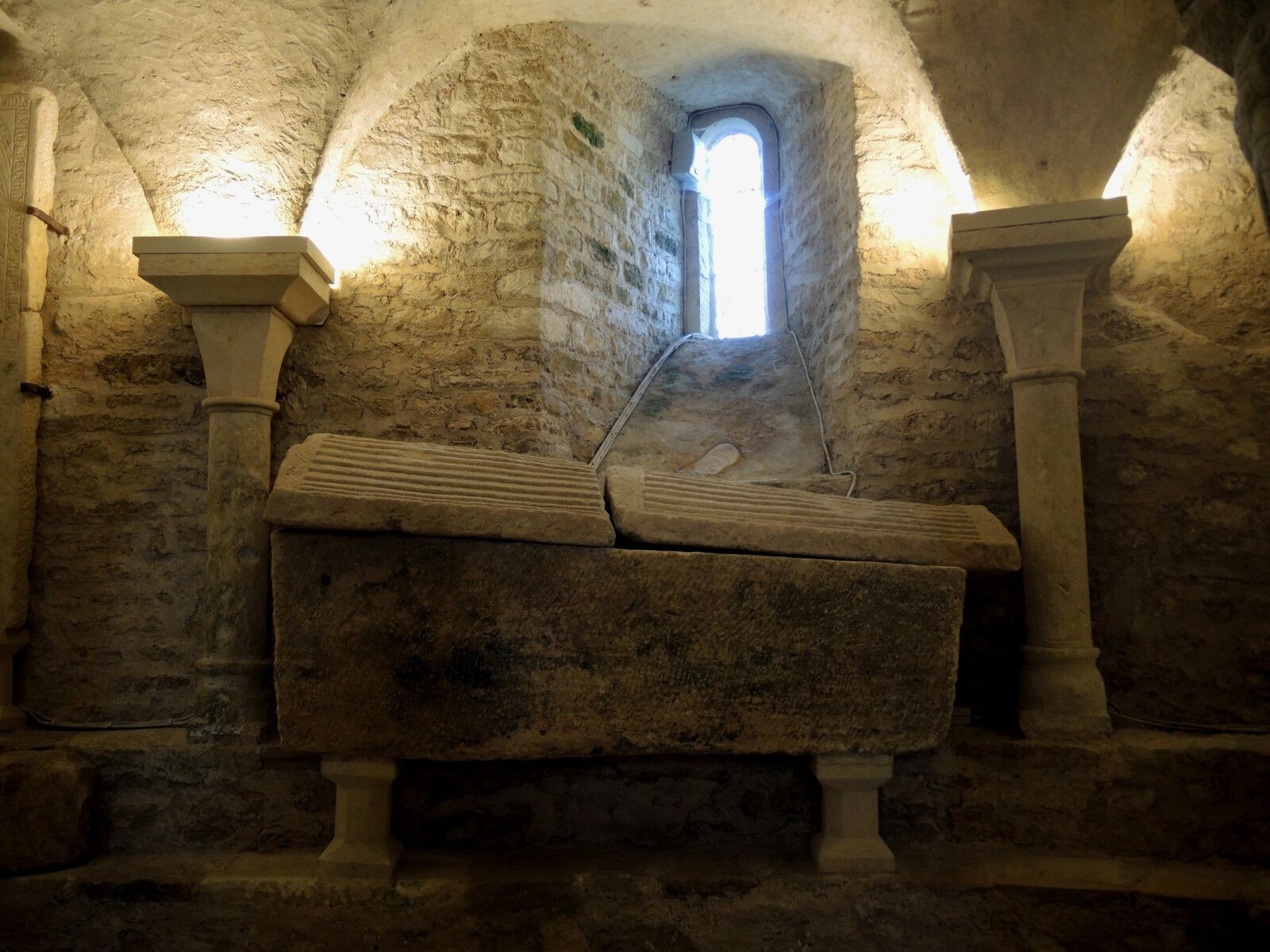 Saint-Parize-le-Châtel, église Saint-Patrice, crypte romane, tombeau  (58)