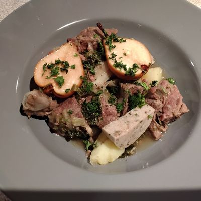 Ragoût de boeuf, boudin blanc et poires confites 