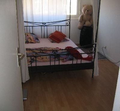 Les chambres, avec un parquet, clair et facile à vivre