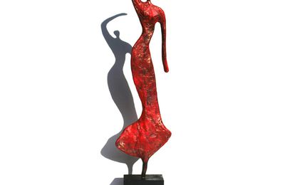 Sculpture de danseuse rouge, sculpture femme élancée et longiligne en papier recyclé, patiné rouge