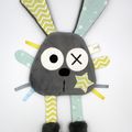 Doudou lapin plat gris jaune bleu