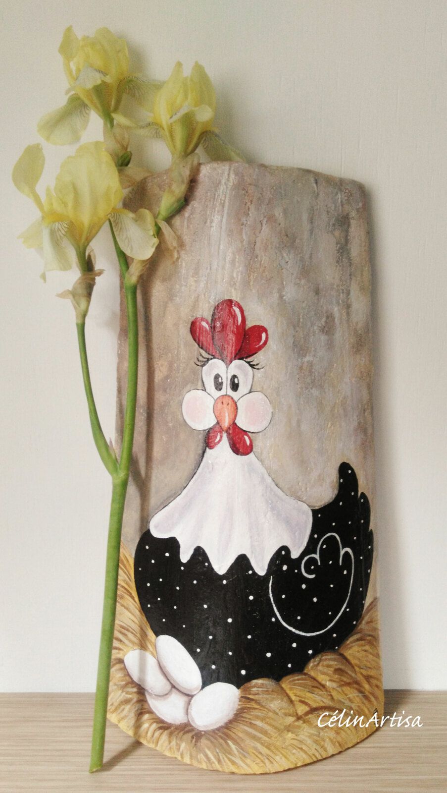 poule pondeuse peinte sur une tuile en argile (acrylique)