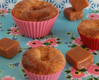 Petits gâteaux fondants aux poires cœur caramel