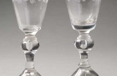 Deux verres en verre soufflé, la jambe à une bulle d'air, pied cloche retourné.  Fin du XVIIIe siècle