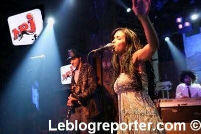 Jenifer en Show case au Réservoir, en plus elle chante !