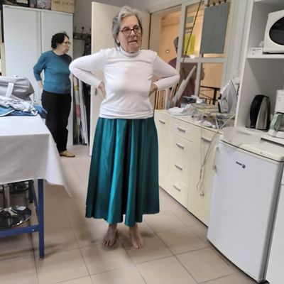 La jupe de Dominique est presque terminée,  Catherine a terminé sa tenue, Gwendoline termine ses coussins et a fini son pull