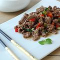 Nua Pad Baï Ka Prow ... Filet de Boeuf Haché Sauté au Wok au Basilic Thaï et au Poivre