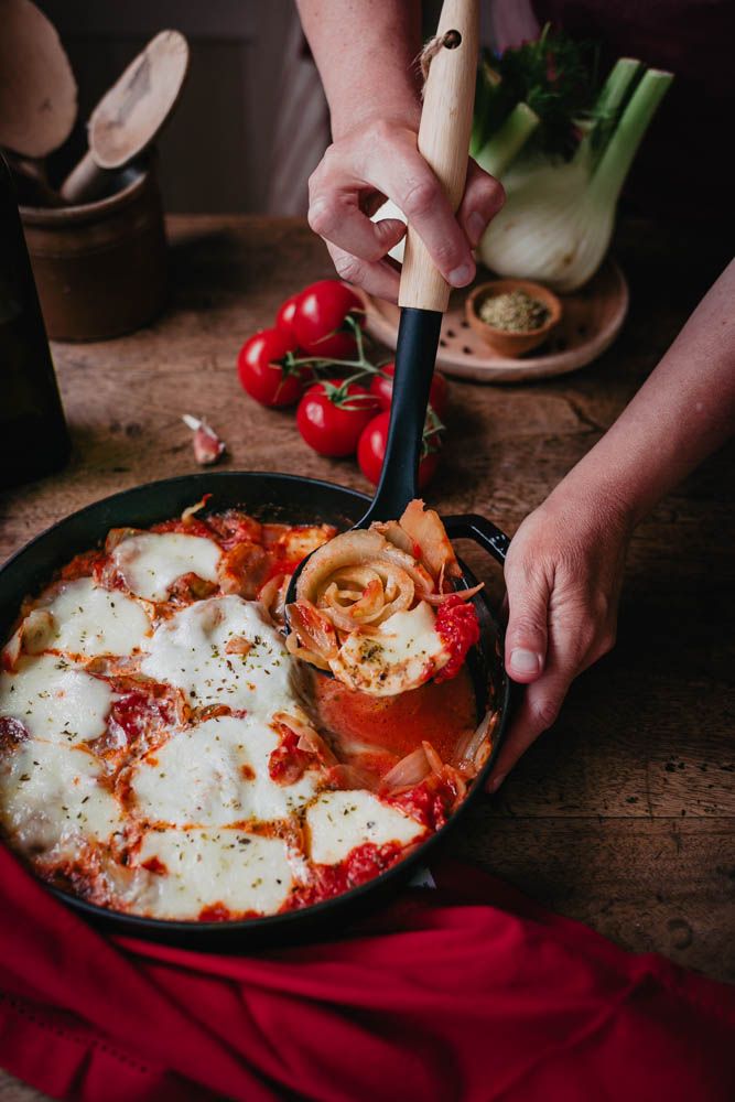 plat familial, pas cher, avec des légumes, plat végétarien, sans viande, gratin de fenouil, tomates, origan, mozzarella, basilic, recette été, méditerranéenne, facile, rapide, poele staub