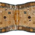 Un tapis de selle chinois de la période Qianlong (Ch'ien Lung), XVIIIeme-XIXeme siècle