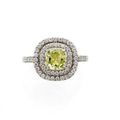 Bague en platine sertie d'un diamant coussin de couleur jaune vert fantaisie 