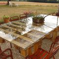 Une table de jardin en palettes