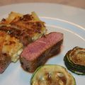 Filet d'agneau, Gratin au romarin, courgettes grillées