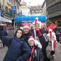 Le groupe a acheté des bonnets pour noël et il y