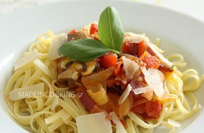 Compotée de tomates aux lardons et aux champignons