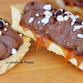 Tartelette de crème au chocolat posée sur un lit de crème au caramel