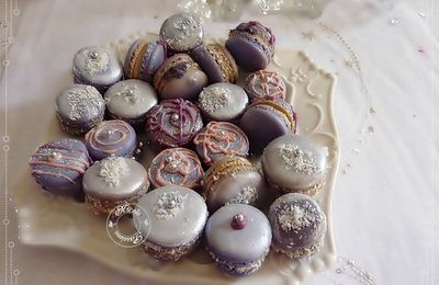 Idées fêtes: Macarons à la violette décorés pour les soirs de fêtes.............