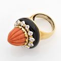 Bague dôme en or jaune, ornée au centre d'un cabochon de corail godronné. Travail italien, vers 1970