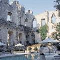 La piscine nichée dans les ruines de l'ancienne demeure du Cardinal d'Aix, Jérôme de Grimaldi