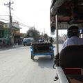 premier tour de roues (tuk tuk) dans Phnom Penh, des transports de matériel et de personnes souvent périlleux