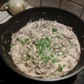 Cassolette de champignons à la crème et persil, pain à l'ail 