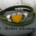 On reste dans le vert aujourd'hui encore, avec ce bracelet double tour de poignet en cuir vert et son passant coeur jaune ! 