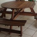 Table et bancs, pour huit personnes. diamètre plateau 130 cm. Bois massif. 250 €