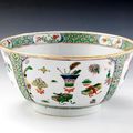 Chine. Grand bol en porcelaine décorée en émaux polychromes de la famille verte, XVIIIème siècle, période Kangxi