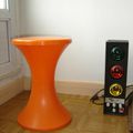 Tabouret orange à la brocante