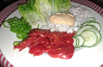 Salade composée au crabe sauce cocktail au whisky et aux légumes