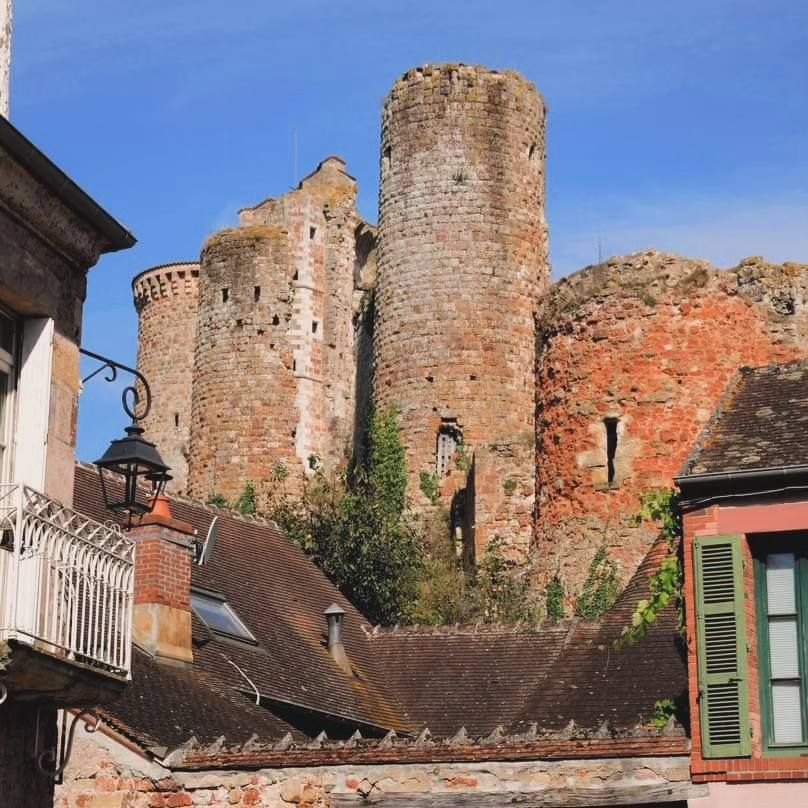 Hérisson, château, balcon et fenêtres, insta (03)