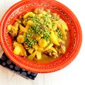 Tajine de poulet aux olives, carottes, pommes de terre et petits pois