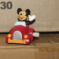 Figurine Mickey en voiture..
