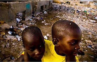 In a Senegalese Slum, a Building Material Both Primitive and Perilous