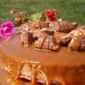 Gateau chocolat-amande, nappage caramel et éclats de Kinder Bueno et Snickers