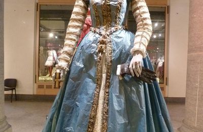 Exposition de robes en papier par Isabelle de Borchgrave 