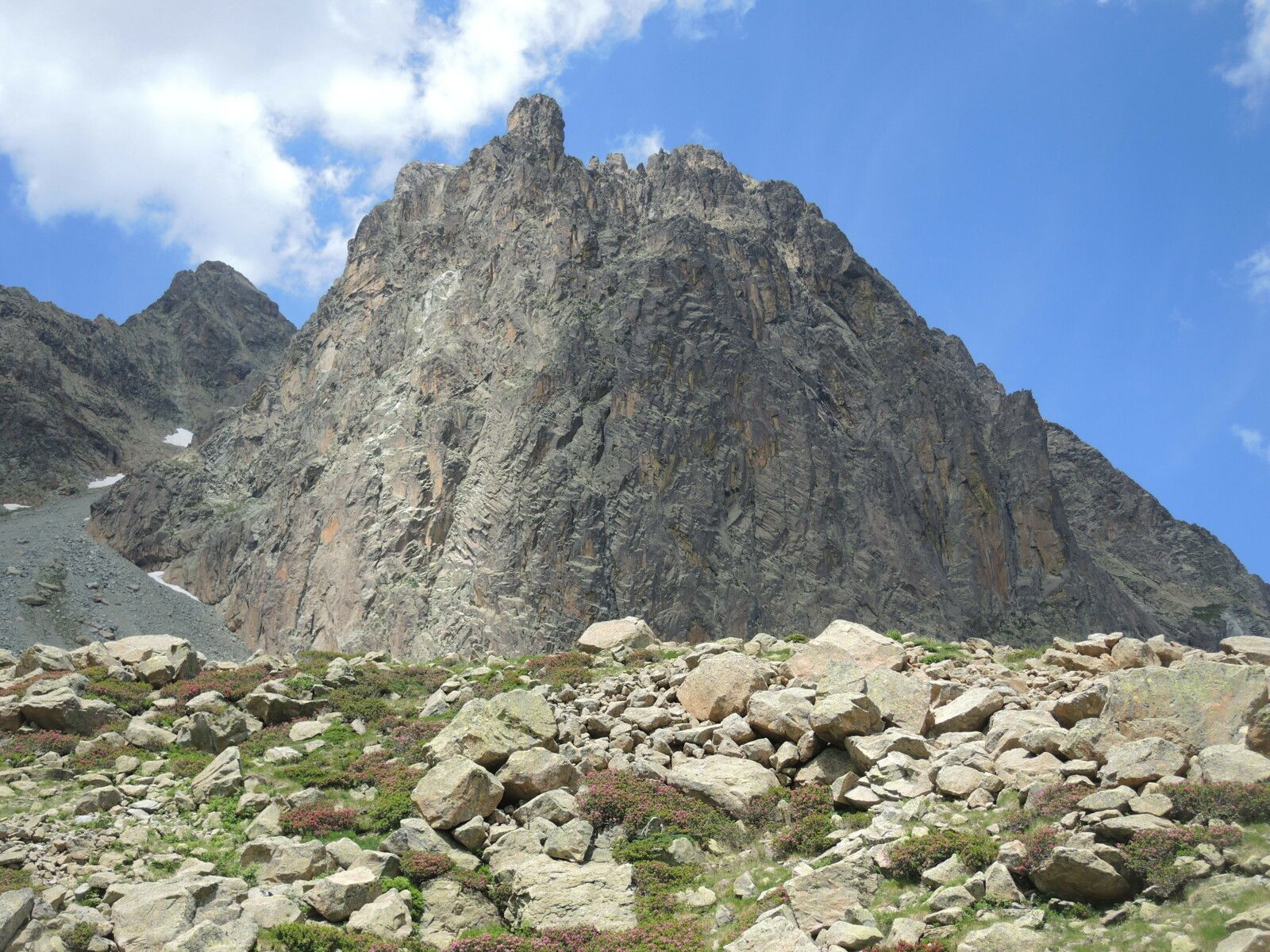 Lac de Pombie, rando Pombie-Peyreget, pic du Midi d'Ossau et éboulis (64)