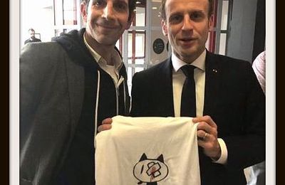 A Angoulême, Emmanuel Macron pose avec un tee-shirt dénonçant les violences policières