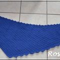 Un tour de cou bleu au crochet