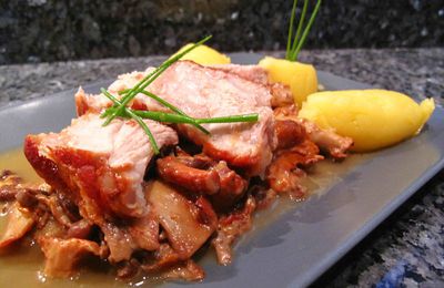 côte de veau au jus tomaté, écrasée de pomme de terre à l'huile de truffe, poêlée de champignons