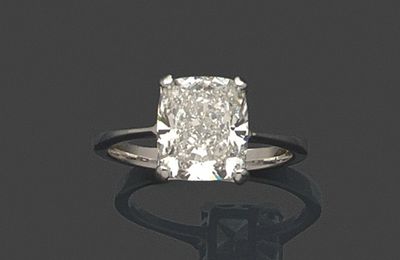 Bague en jonc plat sertie d'un beau diamant de taille coussin pesant 4,02 cts