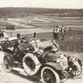 Quid de ces deux cartes photos de militaires et officiels en autos ?